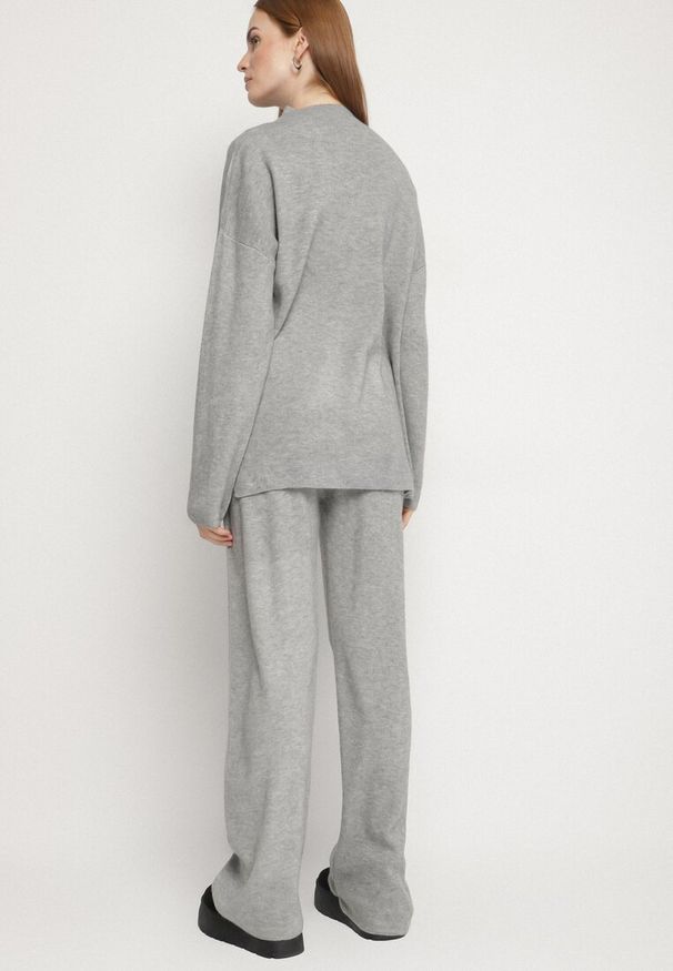 Born2be - Ciemnoszary Dzianinowy Komplet z Wełną Spodnie i Sweter Tesira. Kolor: szary. Materiał: wełna, dzianina