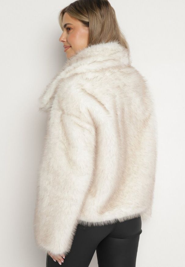 Born2be - Jasnobeżowa Kurtka Futerko z Szerokim Kołnierzem Vertilira. Okazja: na co dzień. Kolor: beżowy. Materiał: futro. Styl: casual, elegancki, wizytowy