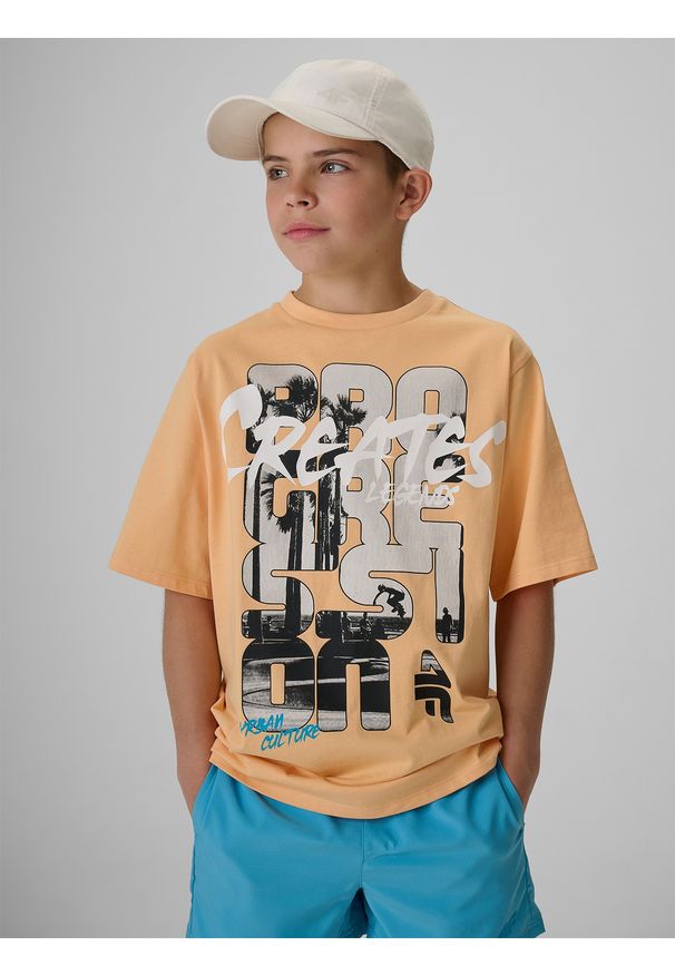 4f - 4F T-shirt loose z nadrukiem chłopięcy - pomarańczowy 122/128 (6-8 lat). Okazja: na uczelnię, na co dzień, na spacer. Kolor: pomarańczowy. Materiał: materiał, bawełna, dzianina. Wzór: nadruk. Sezon: lato. Styl: casual