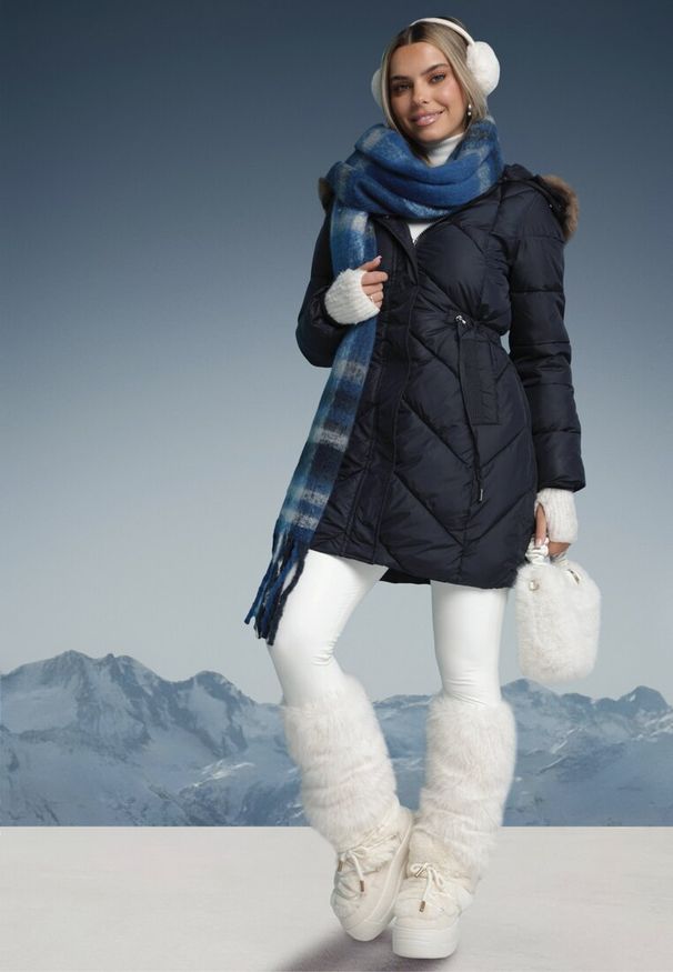 Born2be - Granatowa Pikowana Kurtka Płaszcz z Troczkiem w Talii o Wydłużonym Fasonie z Kapturem i Futerkiem Lieissas. Typ kołnierza: kaptur. Kolor: niebieski. Materiał: futro