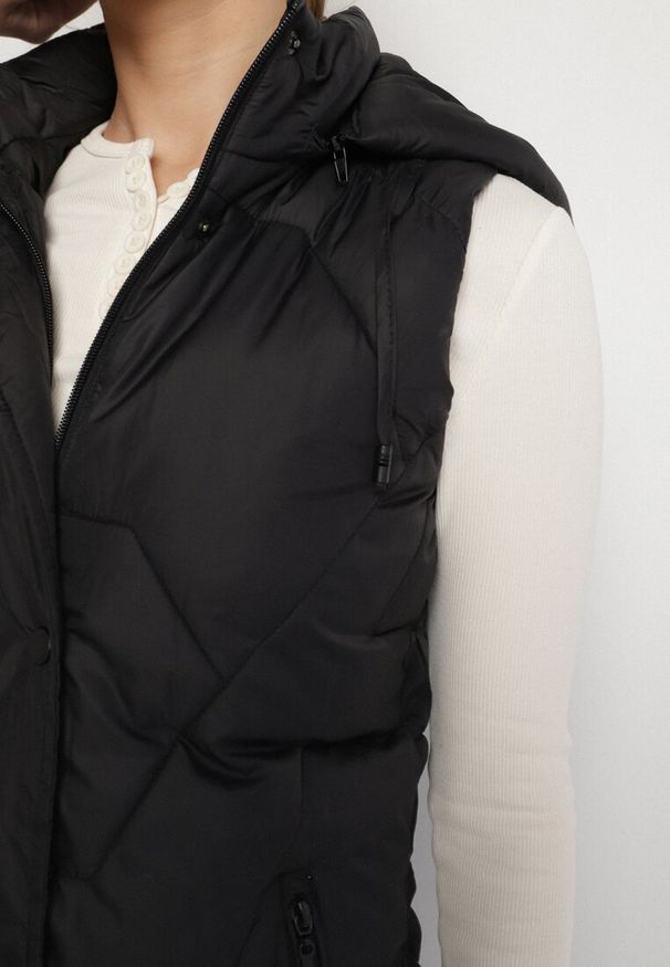 Born2be - Czarna Pikowana Kamizelka z Odpinanym Kapturem i Ściągaczami Lorianvia. Okazja: na co dzień, na spacer. Kolor: czarny. Materiał: jeans. Styl: casual, elegancki, sportowy