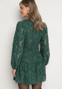 Born2be - Ciemnozielona Koronkowa Sukienka z Kopertowym Dekoltem i Marszczeniami Labisse. Kolor: zielony. Materiał: koronka. Typ sukienki: kopertowe. Styl: klasyczny #5