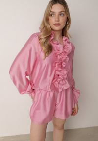 Born2be - Różowy Krótki Kombinezon Ozdobiony Żabotem Menimei. Okazja: na co dzień. Kolor: różowy. Materiał: materiał, poliester. Długość: krótkie. Wzór: aplikacja. Styl: casual, klasyczny, elegancki #3