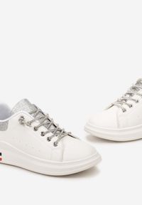 Born2be - Biało-Srebrne Sneakersy z Biżuteryjnym Wiązaniem i Brokatowymi Wstawkami Eleria. Kolor: srebrny. Wzór: aplikacja #4