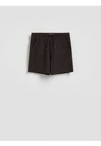 Reserved - Strukturalne szorty regular - ciemnobrązowy. Kolor: brązowy. Materiał: bawełna, dzianina