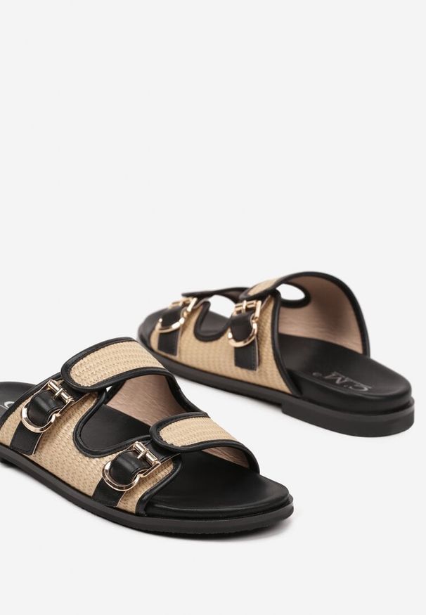 Born2be - Czarne Klapki z Klamrami i Motywem Plecionki na Paskach Emnella. Kolor: czarny. Wzór: aplikacja. Styl: boho, wakacyjny