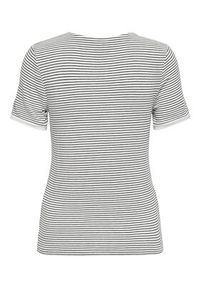 only - ONLY T-Shirt Tine 15315406 Czarny Regular Fit. Kolor: czarny. Materiał: wiskoza #3