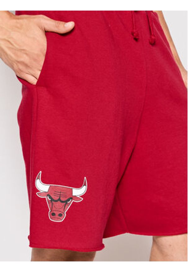 Mitchell & Ness Szorty sportowe SHORAJ19075 Czerwony Regular Fit. Kolor: czerwony. Materiał: bawełna. Styl: sportowy