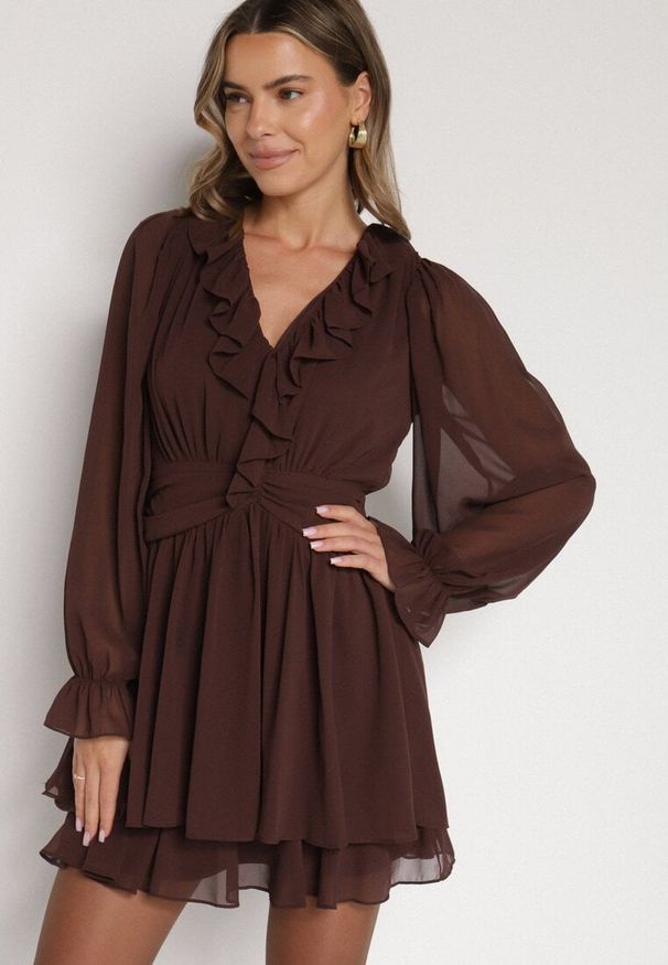 Born2be - Ciemnobrązowa Rozkloszowana Sukienka z Falbankami i Siateczkowymi Rękawami Zennisa. Okazja: do pracy, na imprezę, na spotkanie biznesowe. Typ kołnierza: kołnierz z falbankami. Kolor: brązowy. Materiał: poliester. Typ sukienki: rozkloszowane. Styl: klasyczny, biznesowy