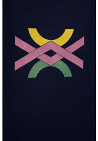 United Colors of Benetton top bawełniany dziecięcy kolor granatowy. Okazja: na co dzień. Kolor: niebieski. Materiał: bawełna. Wzór: nadruk. Styl: casual, klasyczny #2