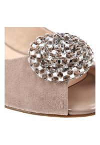 Sandały damskie S.Barski, ze skóry naturalnej z efektowną biżuteryjną ozdobą i stabilnym obcasem, beżowe, CR61-3030. Okazja: na co dzień. Zapięcie: pasek. Kolor: beżowy. Szerokość cholewki: normalna. Wzór: aplikacja. Materiał: skóra. Sezon: lato. Obcas: na obcasie. Styl: casual, elegancki, klasyczny. Wysokość obcasa: niski #3