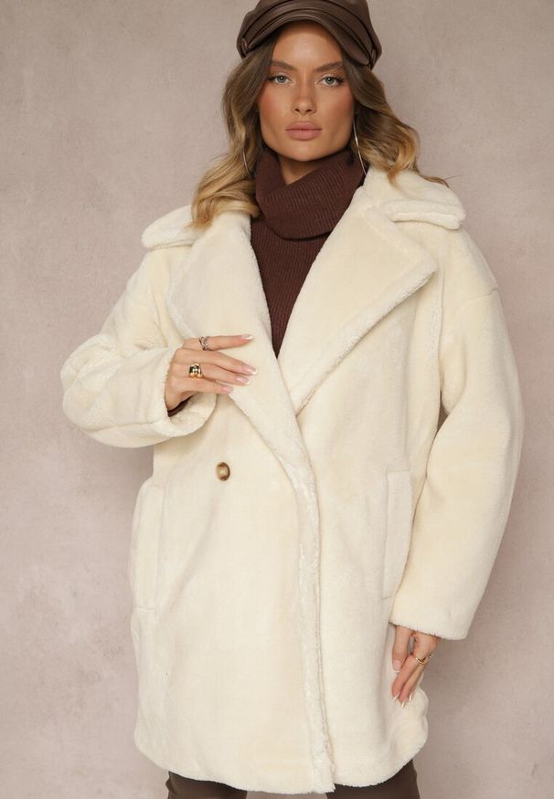 Renee - Jasnobeżowy Dwurzędowy Płaszcz Futrzany o Długim Kroju Typu Teddy Malwika. Okazja: na imprezę, na co dzień. Kolor: beżowy. Materiał: futro. Długość rękawa: długi rękaw. Długość: długie. Wzór: aplikacja. Styl: casual, elegancki