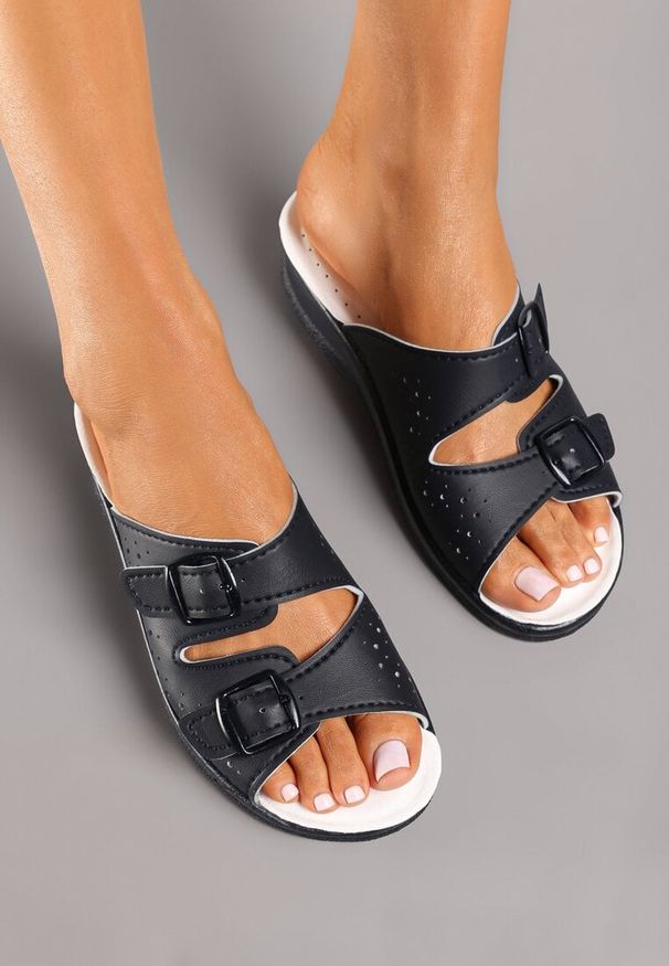 Born2be - Granatowe Klapki z Regulowanymi Paskami i Ozdobną Perforacją Seretia. Okazja: na co dzień. Kolor: niebieski. Materiał: jeans. Obcas: na płaskiej podeszwie. Styl: elegancki, casual