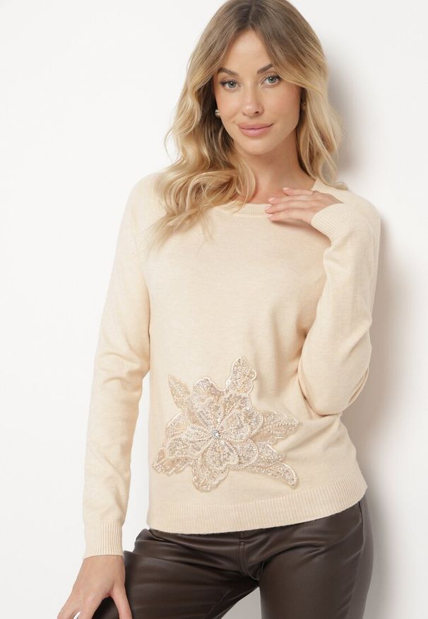 Born2be - Beżowy Sweter Ozdobiony Cekinami Koralikami i Cyrkoniami w Kształcie Kwiatka Romiella. Okazja: na co dzień. Kolor: beżowy. Materiał: jeans. Wzór: kwiaty, aplikacja. Styl: casual, klasyczny, elegancki