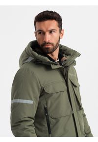 Ombre Clothing - Ocieplana długa kurtka męska z odblaskowymi elementami – oliwkowa V3 - Rozmiar: S. Typ kołnierza: kołnierzyk stójkowy, kaptur. Kolor: oliwkowy. Materiał: guma, syntetyk, poliester, materiał. Długość: długie. Wzór: aplikacja, nadruk #9