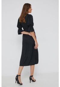 Answear Lab sukienka kolor czarny midi rozkloszowana. Kolor: czarny. Materiał: tkanina. Długość rękawa: krótki rękaw. Typ sukienki: rozkloszowane. Styl: wakacyjny. Długość: midi