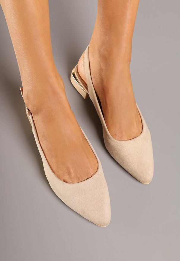 Born2be - Ciemnobeżowe Sandały Slingback Vices z Metaliczną Aplikacją przy Obcasie Ediriella. Okazja: na spotkanie biznesowe, na co dzień. Nosek buta: szpiczasty. Kolor: beżowy. Wzór: aplikacja. Sezon: lato, wiosna. Obcas: na obcasie. Styl: biznesowy, elegancki, casual. Wysokość obcasa: średni