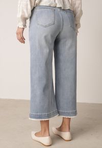 Born2be - Niebieskie Jeansy Kuloty z Bawełną o Szerokim Kroju z Wysokim Stanem i Perełkami Kharope. Okazja: na co dzień. Stan: podwyższony. Kolor: niebieski. Styl: casual, elegancki, boho #8