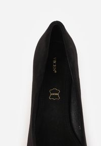 Born2be - Czarne Czółenka Vices na Brokatowym Słupku ze Skórzaną Wkładką Izamine. Okazja: na spotkanie biznesowe. Kolor: czarny. Materiał: skóra. Wzór: aplikacja. Obcas: na słupku. Styl: biznesowy, elegancki, wizytowy. Wysokość obcasa: średni #8