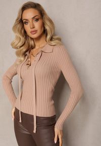 Renee - Beżowy Sweter z Wiskozy w Prążki Zdobiony Biżuteryjnymi Napami i Wiązaniem Pelema. Kolor: beżowy. Materiał: wiskoza. Wzór: aplikacja, prążki