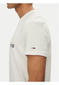 Tommy Jeans T-Shirt Signature Dna DM0DM20817 Biały Regular Fit. Kolor: biały. Materiał: bawełna #4