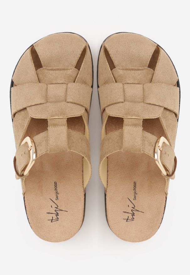 Born2be - Ciemnobeżowe Klapki Mule z Ozdobnymi Wycięciami i Regulowanym Paskiem z Klamerką Aene. Okazja: na co dzień. Kolor: beżowy. Materiał: jeans, zamsz, len. Wzór: haft. Sezon: lato. Styl: boho, wakacyjny, casual