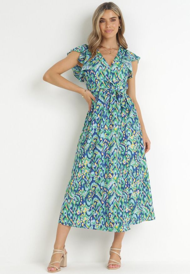 Born2be - Granatowo-Zielona Błyszcząca Sukienka Maxi z Falbankami i Materiałowym Paskiem Xisezi. Okazja: na co dzień. Typ kołnierza: kołnierz z falbankami. Kolor: niebieski. Materiał: materiał. Długość rękawa: krótki rękaw. Typ sukienki: rozkloszowane. Styl: casual. Długość: maxi