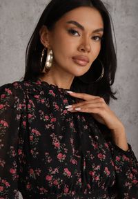 Renee - Czarna Sukienka Rozkloszowana w Kropki i Kwiatowy Print z Falbanami Ediannela. Kolor: czarny. Materiał: poliester. Wzór: nadruk, kwiaty, kropki. Sezon: lato. Styl: elegancki, klasyczny #4