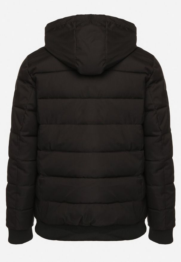 Born2be - Czarna Pikowana Kurtka z Odpinanym Kapturem i Kieszeniami Savantria. Okazja: na co dzień. Kolor: czarny. Materiał: jeans. Długość rękawa: długi rękaw. Długość: długie. Styl: elegancki, casual