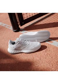 Adidas - Buty tenisowe damskie ADIDAS Defiant Speed na mączkę ceglaną. Kolor: szary, biały, wielokolorowy. Materiał: tkanina, mesh. Szerokość cholewki: normalna. Sport: tenis