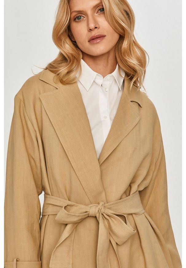 TwinSet - Twinset - Trencz. Kolor: beżowy. Materiał: tkanina. Wzór: gładki. Styl: klasyczny