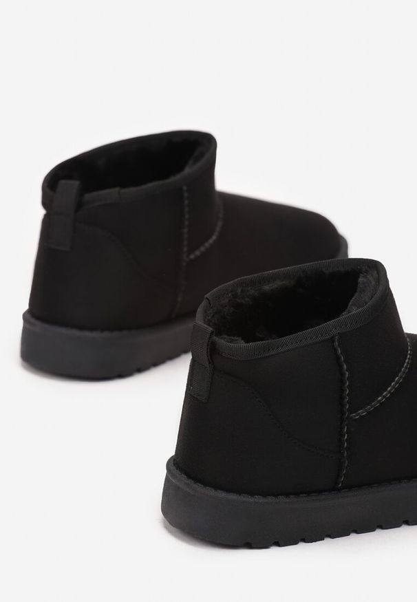 Renee - Czarne Śniegowce Antelaia. Wysokość cholewki: za kostkę. Nosek buta: okrągły. Kolor: czarny. Materiał: futro, materiał. Szerokość cholewki: normalna