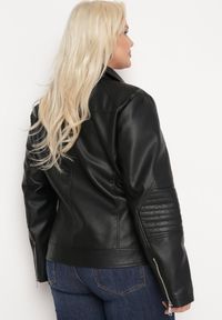 Born2be - Czarna Kurtka Ramoneska z Ekoskóry z Ozdobnymi Paskami na Napy Bellassa. Typ kołnierza: kołnierzyk stójkowy. Kolekcja: plus size. Kolor: czarny. Wzór: paski #7