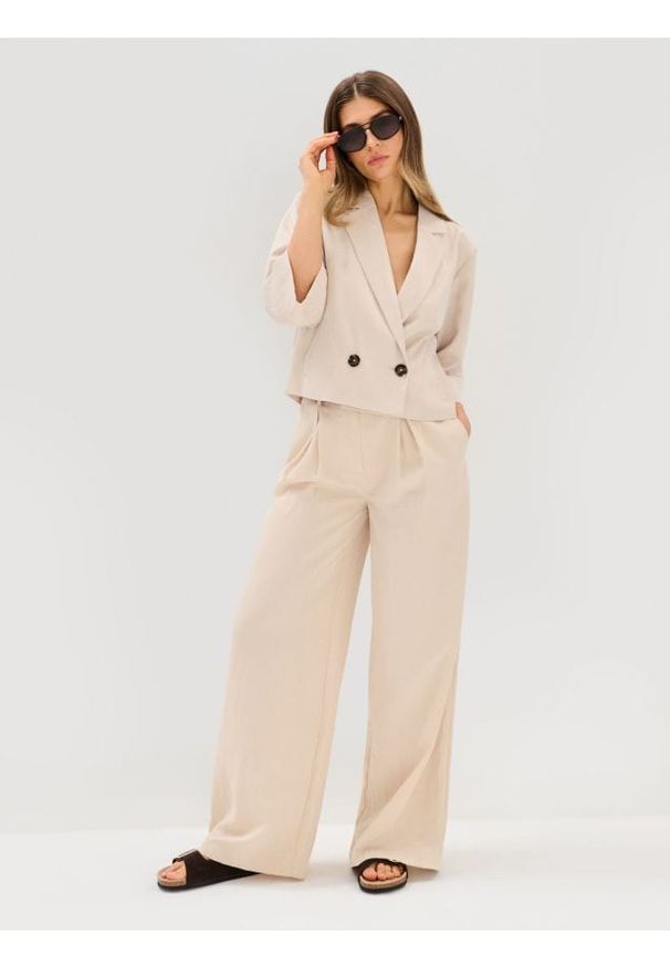 Sinsay - Spodnie wide leg z paskiem z domieszką wiskozy - beżowy. Kolor: beżowy