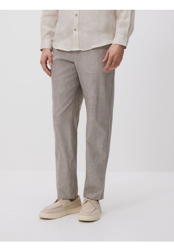 Reserved - Spodnie chino regular z lnem - brązowy. Kolor: brązowy. Materiał: len