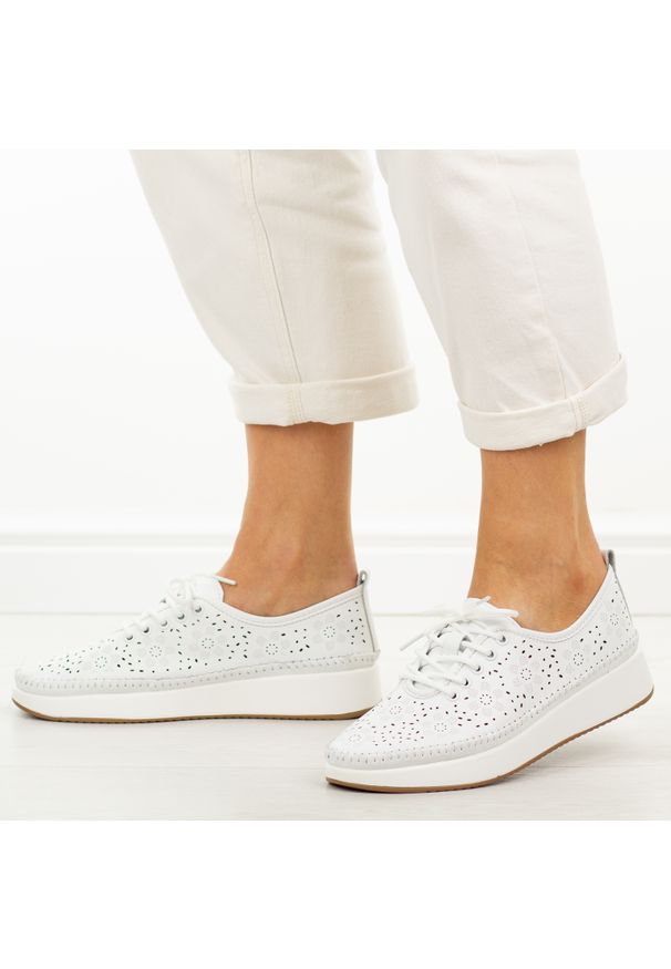 Białe skórzane ażurowe półbuty damskie Filippo Dp4606/26. Okazja: na co dzień. Nosek buta: okrągły. Zapięcie: sznurówki. Kolor: biały. Szerokość cholewki: normalna. Wzór: ażurowy. Materiał: skóra. Sezon: wiosna, lato, jesień. Obcas: na koturnie. Styl: casual, klasyczny