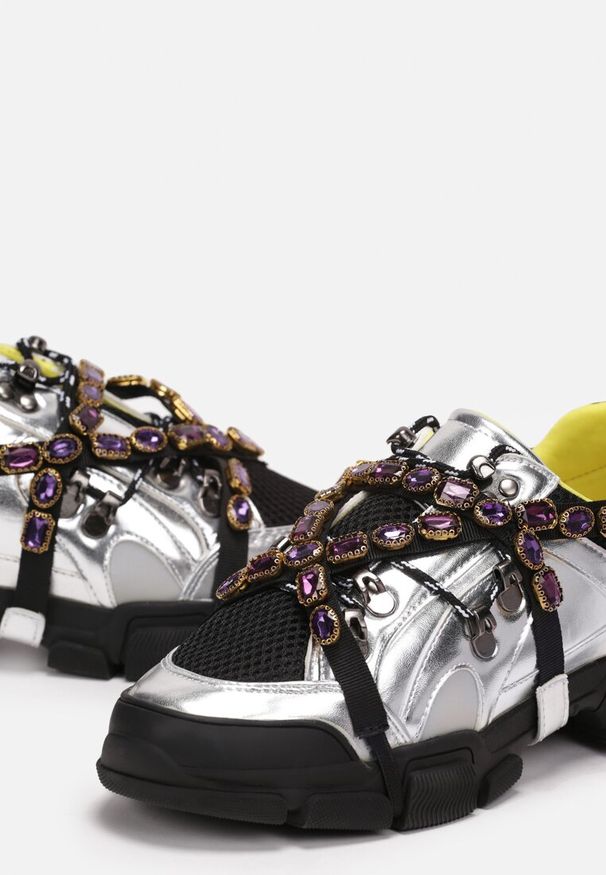 Born2be - Srebrne Sneakersy na Płaskiej Lekko Podwyższonej Podeszwie Ozdobione Paskami z Cyrkoniami Eyanna. Zapięcie: pasek. Kolor: srebrny. Wzór: aplikacja. Obcas: na płaskiej podeszwie