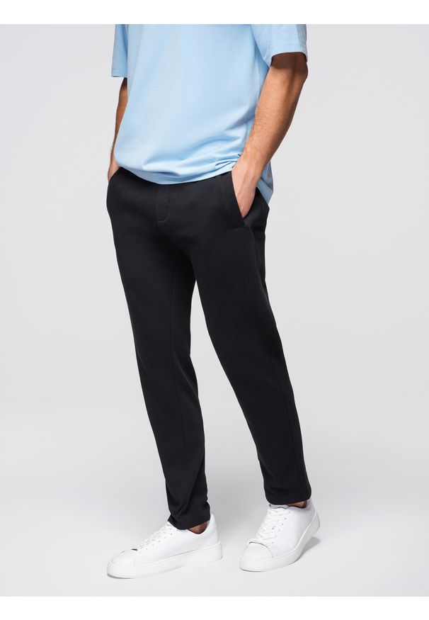 Ombre Clothing - Dresowe bawełniane spodnie męskie BASIC z nogawką bez ściągacza - czarne V5 - Rozmiar: M. Okazja: na co dzień. Kolor: czarny. Materiał: dresówka, bawełna. Wzór: gładki, aplikacja. Styl: casual, klasyczny, sportowy