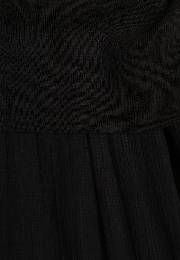 Renee - Czarna Dzianinowa Sukienka z Wiskozą Zdobiona Podszewką i Paskiem z Klamrą Arkilia. Okazja: na co dzień. Kolor: czarny. Materiał: dzianina, wiskoza. Wzór: aplikacja. Styl: casual