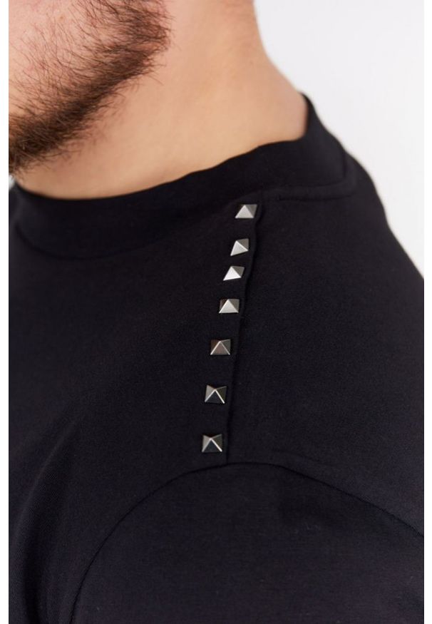 Valentino Garavani - VALENTINO GARAVANI Czarny t-shirt męski z ćwiekami. Kolor: czarny. Materiał: prążkowany