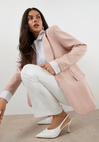 Born2be - Ciemnoróżowa Marynarka Ozdobiona Imitacją Kieszeni Sovzedi. Okazja: na spotkanie biznesowe. Kolor: różowy. Materiał: jeans. Wzór: aplikacja. Styl: biznesowy, elegancki #8