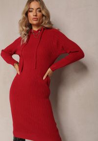 Renee - Bordowa Wełniana Sukienka w Prążki z Kapturem Opiuda. Typ kołnierza: kaptur. Kolor: czerwony. Materiał: wełna. Wzór: prążki. Sezon: zima #3
