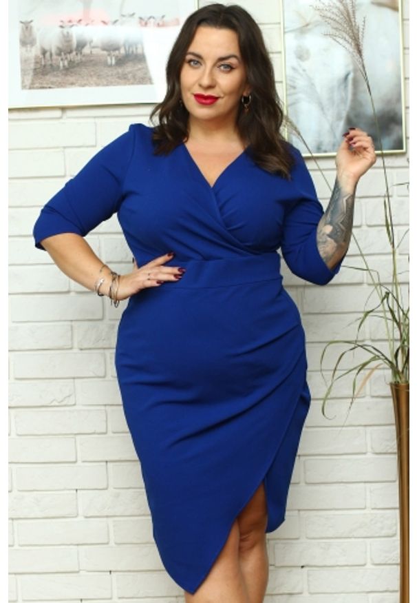 KARKO - Sukienka wizytowa elegancka drapowana ILONA chabrowa PROMOCJA. Okazja: do pracy, na imprezę, na co dzień. Typ kołnierza: dekolt kopertowy. Kolekcja: plus size. Kolor: niebieski. Materiał: materiał, poliester, dzianina, elastan. Długość rękawa: krótki rękaw. Typ sukienki: kopertowe, asymetryczne, ołówkowe, proste, dla puszystych. Styl: elegancki, wizytowy