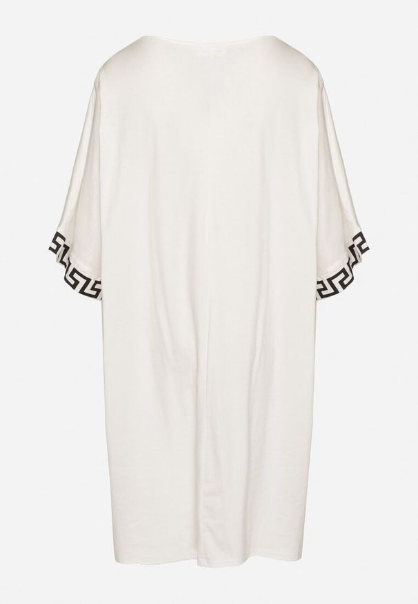 Born2be - Biała Bawełniana Sukienka o Pudełkowym Kroju z Dekoltem w Serek Amosa. Okazja: na co dzień. Typ kołnierza: dekolt w serek. Kolekcja: plus size. Kolor: biały. Wzór: aplikacja, geometria. Typ sukienki: dla puszystych. Materiał: bawełna. Długość rękawa: krótki rękaw. Sezon: lato, wiosna. Styl: elegancki, casual