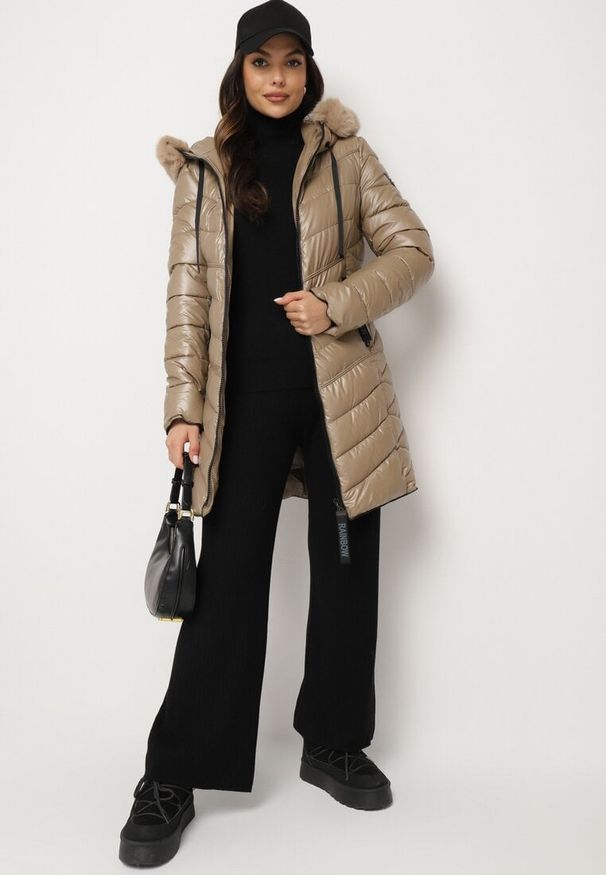Born2be - Ciemnobeżowa Pikowana Kurtka z Kapturem i Futerkiem z Możliwością Odpięcia Elentina. Okazja: na co dzień, do pracy, na spotkanie biznesowe. Typ kołnierza: kaptur. Kolor: beżowy. Materiał: futro. Styl: biznesowy, casual