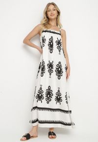Born2be - Biała Sukienka o Rozkloszowanym Kroju na Ramiączkach w Etniczny Wzór Revoniae. Okazja: na co dzień. Typ kołnierza: dekolt w kształcie V. Kolor: biały. Długość rękawa: na ramiączkach. Styl: elegancki, casual #1