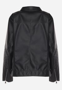 Born2be - Czarna Kurtka Ramoneska z Ekoskóry z Ozdobnymi Paskami na Napy Bellassa. Typ kołnierza: kołnierzyk stójkowy. Kolekcja: plus size. Kolor: czarny. Wzór: paski #2
