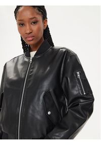 Calvin Klein Jeans Kurtka z imitacji skóry J20J223546 Czarny Regular Fit. Kolor: czarny. Materiał: skóra #3