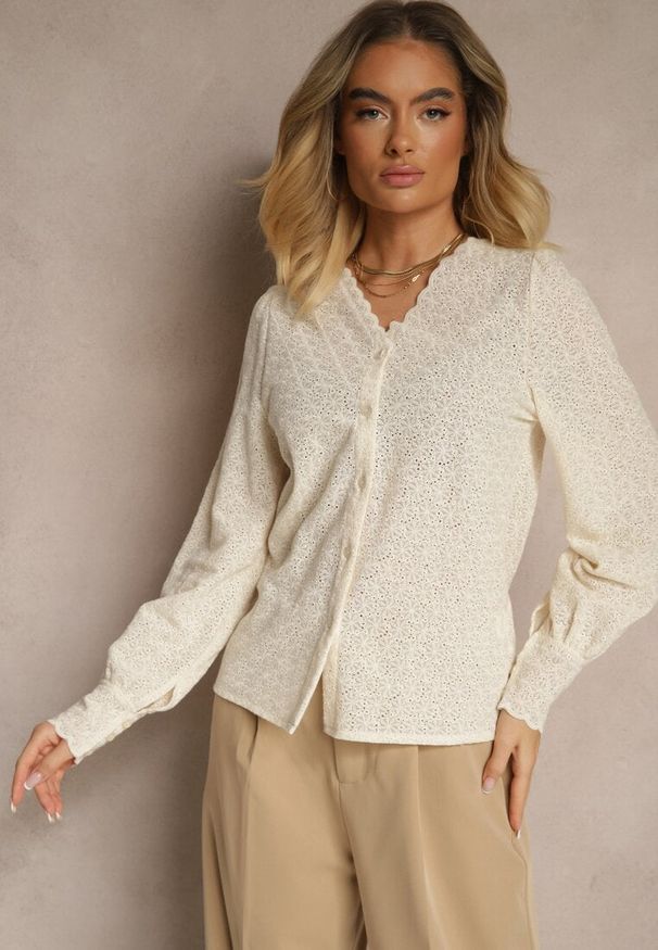 Renee - Jasnobeżowa Koszula Bawełniana o Ażurowym Wzorze Yorisia. Okazja: do pracy, na co dzień, na spotkanie biznesowe. Typ kołnierza: dekolt w serek. Kolor: beżowy. Materiał: bawełna. Długość: długie. Wzór: ażurowy. Styl: biznesowy, klasyczny, casual