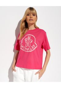 MONCLER - Różowy t-shirt z logo. Kolor: różowy, wielokolorowy, fioletowy. Materiał: bawełna